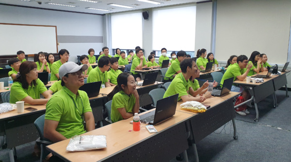 충북교육청 직속기관 교육연구정보원은 여름방학을 활용해 9일부터 10일까지 1박 2일간 충주시 건설경영연수원에서 ‘2024. 가족과 함께하는 코딩캠프’를 개최했다고 밝혔다. / 충북교육청 제공