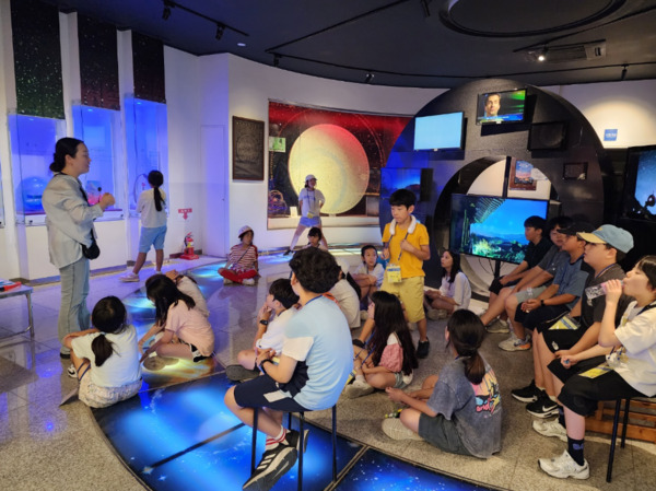 충북교육청 직속기관 중원교육문화원은 여름방학 동안 충주 관내 초등학교 4~6학년 학생 71명을 대상으로 언제나 책봄 실현을 위한 여름독서교실을 운영했다고 밝혔다. / 충북교육청 제공