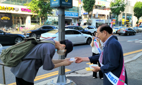 대전 서부농협은 14일 용문역 사거리에서 쌀 소비 촉진 운동으로 농협쌀 햇반을 나누어 주는 행사를 실시한 가운데, 임헌성 조합장이 시민들에게 답례품 농협쌀 햇반을 전달하고 있다. / 농협대전지역본부 제공