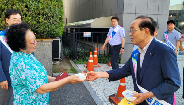 대전 서부농협은 14일 용문역 사거리에서 쌀 소비 촉진 운동으로 농협쌀 햇반을 나누어 주는 행사를 실시한 가운데, 임헌성 조합장이 시민들에게 답례품 농협쌀 햇반을 전달하고 있다. / 농협대전지역본부 제공