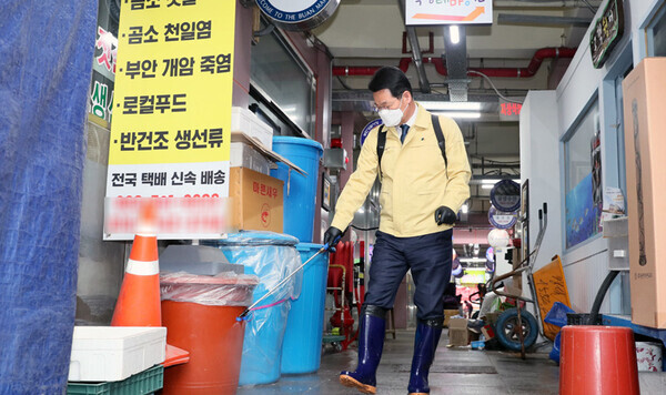 방역활동을 하고 있는 권익현 부안군수(2020.04.07) / ⓒ부안군