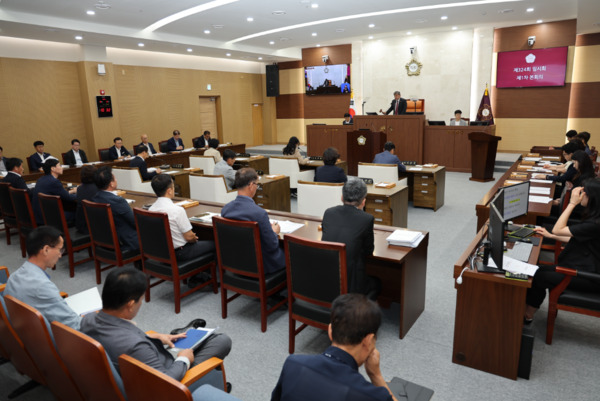 서천군의회는 2일 제324회 임시회 제1차 본회의를 개회하고, 오는 12일까지 11일간의 의사일정에 돌입한 가운데, 김경제 의장이 개회를 선언하고 있다. / 서천군의회 제공