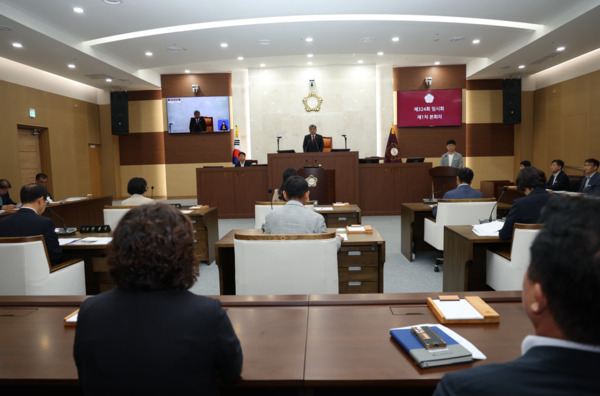 서천군의회는 2일 제324회 임시회 제1차 본회의를 개회하고, 오는 12일까지 11일간의 의사일정에 돌입한 가운데, 김경제 의장이 개회사를 하고 있다. / 서천군의회 제공