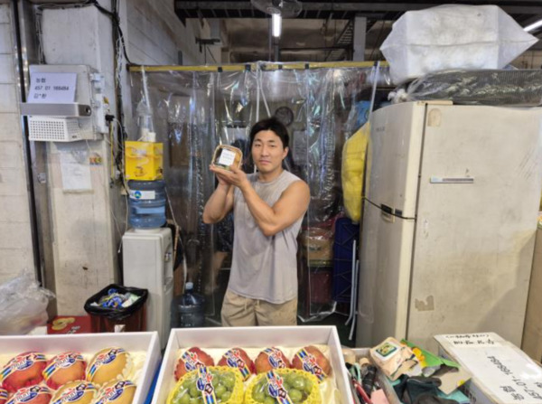 농협대전공판장은 10일 한가위를 맞아 계속되는 무더위 속에서 농산물 유통에 구슬땀을 흘리고 있는 출하농업인·농협중도매인·하역반 등 유통종사자들을 격려했다고 밝혔다. / 농협대전지역본부 제공