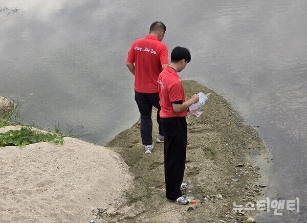 금산군 관계자들이 10일 후곤천 일원에서 시료(물)를 채취하고 있다. / 뉴스티앤티