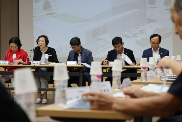 서천군의회는 13일 문예의 전당 소강당에서 서천 문화예술회관 건립과 관련해 다양한 의견을 수렴하는 간담회를 개최한 가운데, 김아진 부의장이 간담회를 주재하고 있다. / 서천군의회 제공