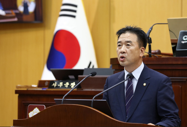 서산시의회는 13일 더불어민주당 최동묵 의원이 제298회 임시회 제2차 본회의에서 '행정 권력의 남용은 서산시 발전을 저해한다'라는 주제로 5분 자유발언을 진행했다고 밝혔다. / 서산시의회 제공