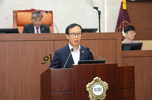서천군의회는 지난 2일 한경석 의원이 제324회 임시회 제1차 본회의에서 5분 자유발언을 통해 생활인구 증대로 인구정책 전환을 촉구했다고 밝혔다. / 서천군의회 제공