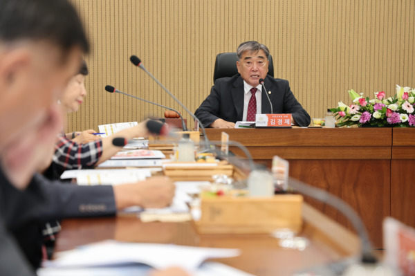 충남시·군의회 의장협의회는 지난 20일 서천군의회에서 제124차 정례회를 개최한 가운데, 김경제 협의회장이 인사말을 하고 있다. / 서천군의회 제공