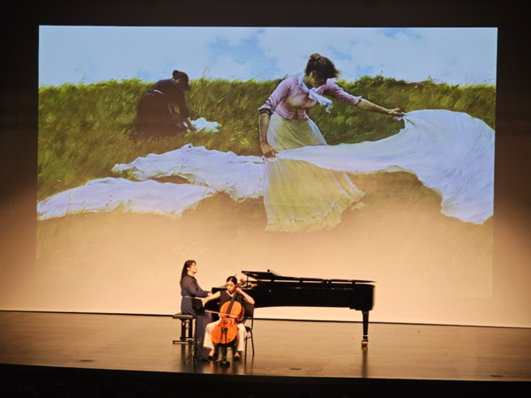 충북교육청 직속기관 중원교육문화원은 독서의 달을 맞이하여 지난 9월 30일 저녁에 ‘도서관에서 듣는 명화 속 클래식’ 북 콘서트가 지역 주민들의 많은 호응 속에 마무리 되었다고 밝혔다. / 충북교육청 제공