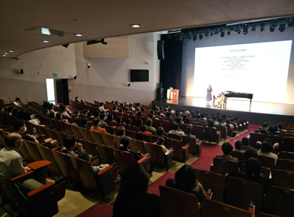 충북교육청 직속기관 중원교육문화원은 독서의 달을 맞이하여 지난 9월 30일 저녁에 ‘도서관에서 듣는 명화 속 클래식’ 북 콘서트가 지역 주민들의 많은 호응 속에 마무리 되었다고 밝혔다. / 충북교육청 제공
