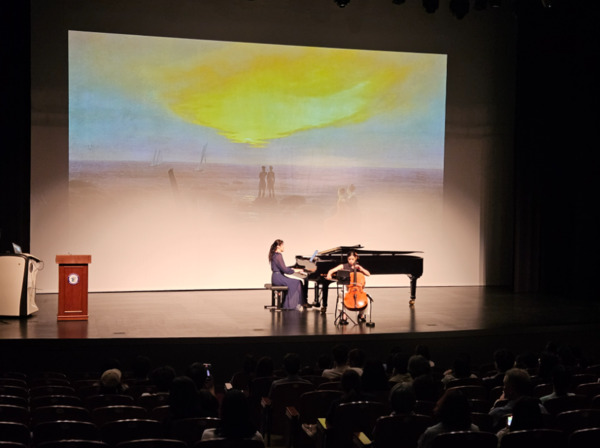 충북교육청 직속기관 중원교육문화원은 독서의 달을 맞이하여 지난 9월 30일 저녁에 ‘도서관에서 듣는 명화 속 클래식’ 북 콘서트가 지역 주민들의 많은 호응 속에 마무리 되었다고 밝혔다. / 충북교육청 제공