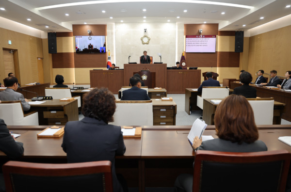 서천군의회는 14일 제325회 임시회 제1차 본회의를 개회하고, 오는 21일까지 8일간의 의사일정에 돌입한 가운데, 김경제 의장이 개회사를 하고 있다. / 서천군의회 제공
