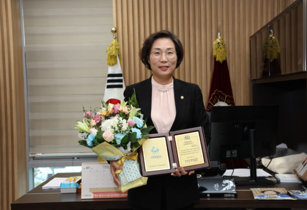 서천군의회는 지난 11일 여의도 국회의원회관 대회의실에서 개최된 2024년 지방자치대상 시상식에서 김아진 부의장이 '지방의회부문 의정대상'을 수상했다고 밝혔다. / 서천군의회 제공