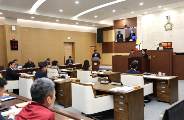 서천군의회는 21일 김아진 의원 제325회 임시회에서 군정질문을 통해 서천군의 주요 업무와 공약 이행 상황을 점검하며, 민선 8기 서천군 공약사업의 실행력을 높이기 위한 제안했다고 밝혔다. / 서천군의회 제공