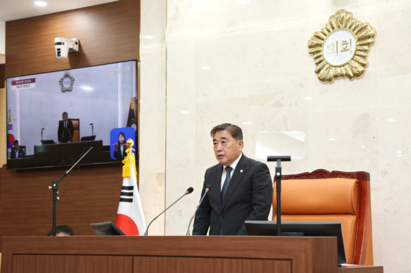 서천군의회는 21일 제325회 임시회 제6차 본회의를 끝으로 지난 14일부터 8일간 진행된 의사일정을 모두 마무리한 가운데, 김경제 의장이 폐회사를 하고 있다. / 서천군의회 제공