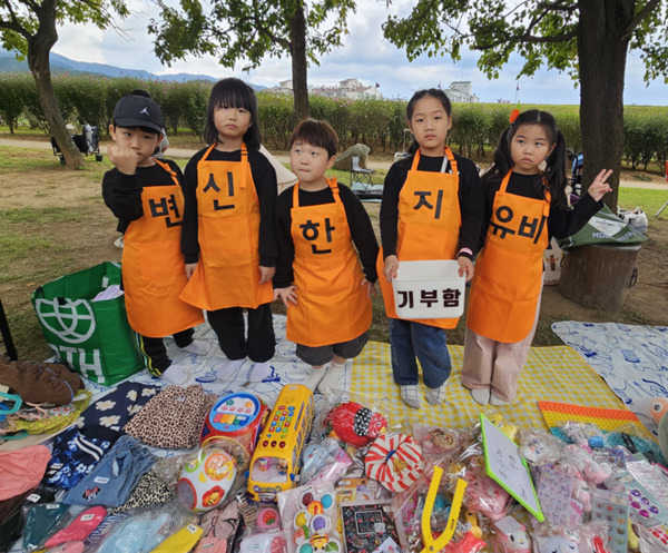 서산 해미읍성 축제 프로그램 중 일부인 어린이 당근마켓에 참여한 서산시 관내 1학년 학생 5명이 서산 성남 보육원에 당근마켓 수익금을 기부했다(사진 왼쪽부터 부춘초1학년 변상교 학생, 서남초 1학년 신보경 학생, 서남초 1학년 한도경 학생, 부춘초 1학년 홍지유 학생, 예천초 1학년 최유비 학생. / 서산문화재단 제공