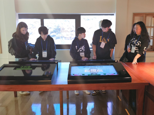 충북교육청 직속기관 중원교육문화원은 2일 천안 독립기념관에서 초·중학생 가족 42명을 대상으로 언제나 책봄 인문고전테마기행을 운영했다고 밝혔다. / 충북교육청 제공