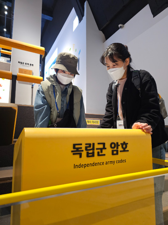 충북교육청 직속기관 중원교육문화원은 2일 천안 독립기념관에서 초·중학생 가족 42명을 대상으로 언제나 책봄 인문고전테마기행을 운영했다고 밝혔다. / 충북교육청 제공