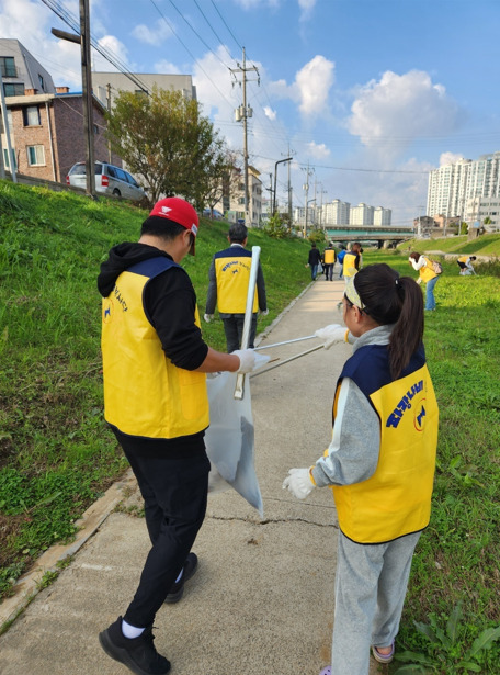 파랑나비봉사단은 3일 당진시 당진 2동 재향군인회관 3층 놀이서당 사무실에서 성황리에 발대식을 개최하고, 본격적인 활동에 돌입한 가운데, 발대식을 마치고 인근 당진천에서 환경정화봉사활동을 진행하고 있다. / 조영종 단장 제공