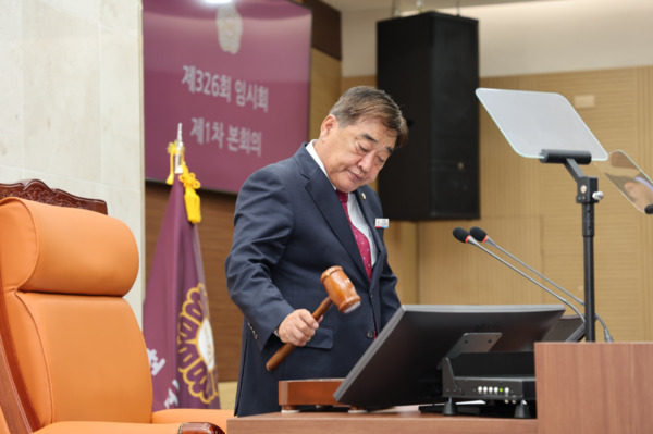 서천군의회는 4일 제326회 임시회 제1차 본회의를 개회하고, 오는 8일까지 5일간의 의사일정에 돌입한 가운데, 김경제 의장이 개회를 선언하고 있다. / 서천군의회 제공