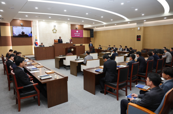 서천군의회는 4일 제326회 임시회 제1차 본회의를 개회하고, 오는 8일까지 5일간의 의사일정에 돌입한 가운데, 김경제 의장이 개회사를 하고 있다. / 서천군의회 제공