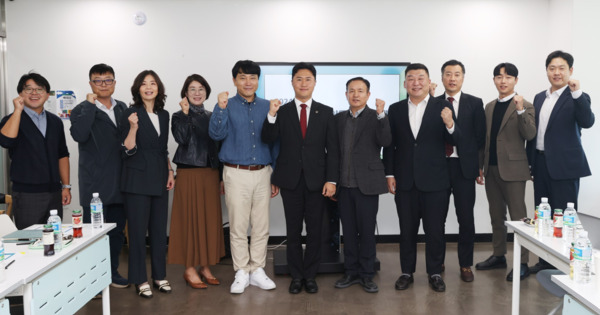 충남도의회는 지난 4일 '청년 삶의 질 향상을 위한 연구모임'이 제2차 회의를 개최하고, 천안 청년센터 '불당이음'과 아산 청년아지트 '나와유'를 방문해 지역 청년들의 의견을 듣는 자리를 가졌다고 밝혔다. / 충남도의회 제공