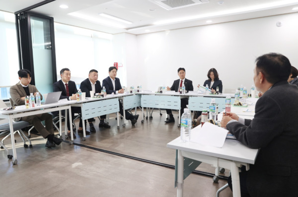 충남도의회는 지난 4일 '청년 삶의 질 향상을 위한 연구모임'이 제2차 회의를 개최하고, 천안 청년센터 '불당이음'과 아산 청년아지트 '나와유'를 방문해 지역 청년들의 의견을 듣는 자리를 가졌다고 밝혔다. / 충남도의회 제공