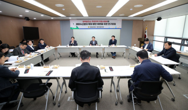 충남도의회는 지난 4일 의회 회의실에서 '화력발전소 주변지역 지원사업비의 해양수산분야 확대 방안 마련을 위한 연구모임'이 제3차 회의를 개최하고, 발전소 주변지역 해양수산분야 지원사업비 재원 마련 및 확대 방안 등을 논의했다고 밝혔다. / 충남도의회 제공