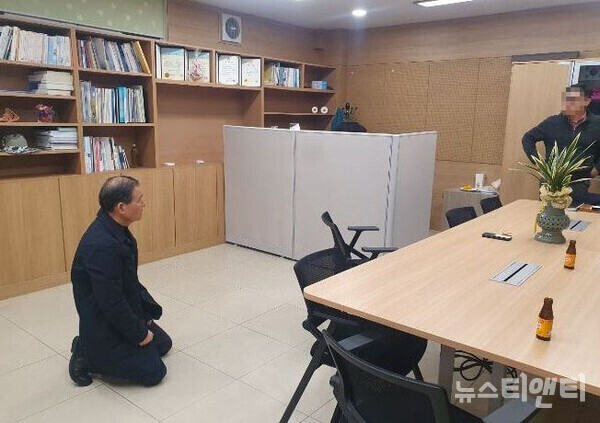 조준권 기자가 지난 1일 추부면장실을 방문해 이장임명과 관련해 "기자도 군민이다. 주민의 고통을 외면하지 말고, 살려달라"고 읍소하고 있다. 기자가 현장에서 보고 듣는 민생 외면과 행정적 부패는 상상 그 이상이다. / ⓒ 뉴스티앤티
