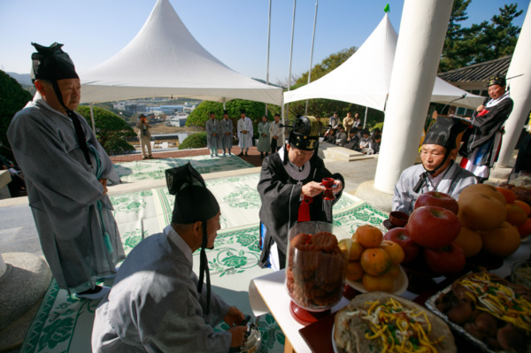 서산문화재단은 지난 7일 안견기념관(서산시 지곡면 소재)에서 현동자 안견 선생의 예술혼을 기리고 추모하기 위한 '2024년 현동자 안견 선생 추모제'를 개최한 가운데, 홍순광 서산시 부시장이 초헌관으로 초헌례를 올리고 있다. / 서산문화재단 제공