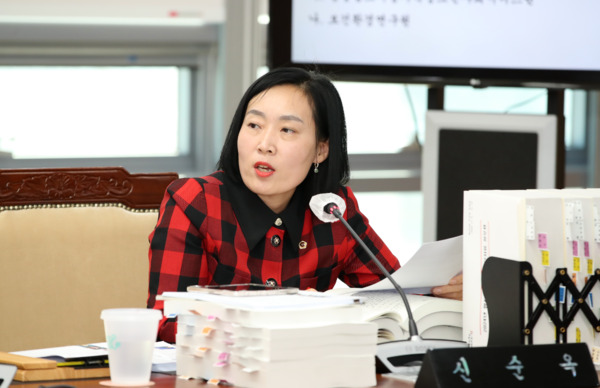충남도의회는 11일 국민의힘 신순옥 의원이 제356회 정례회 보건복지환경위원회 인구전략국 2024년도 행정사무감사에서 여성·아동·청소년 등을 대상으로 한 폭력에 대한 실질적 대책 마련과 성인지감수성 향상을 위한 인식 전환을 촉구했다고 밝혔다. / 신순옥 의원 제공