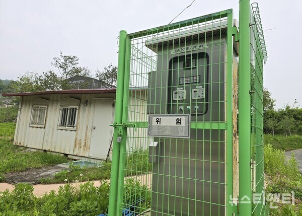 금산군 위생매립장 배전기 모습. 고압배전기 주변에서는 비닐하우스와 콘테이너로 연결된 전기선이 발견됐다.