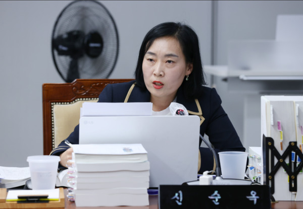 충남도의회는 12일 국민의힘 신순옥 의원이 제356회 정례회 보건복지환경위원회 보건복지국 2024년도 행정사무감사에서 노인일자리사업 확대에 따른 안전사고 예방 대책의 필요성을 강조했다고 밝혔다. / 신순옥 의원 제공