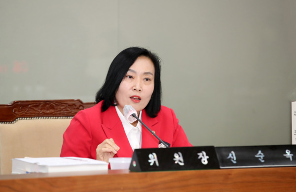 충남도의회는 지난 13일 국민의힘 신순옥 의원이 제356회 정례회 보건복지환경위원회 환경산림국 2024년도 행정사무감사에서 소나무재선충병 방제사업의 장기예방나무주사 실적이 저조함을 지적하고, 방제 정책의 개선을 촉구했다고 밝혔다. / 신순옥 의원 제공