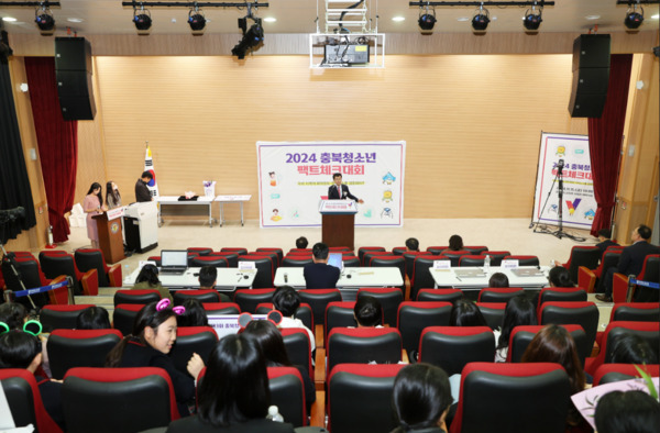 충북교육청 직속기관 교육연구정보원은 지난 15일 교육청 사랑관 세미나실에서 허위정보와 조작정보를 판별하기 위한 ‘제3회 충북청소년팩트체크 대회’를 개최한 가운데, 윤건영 교육감이 인사말을 하고 있다. / 충북교육청 제공