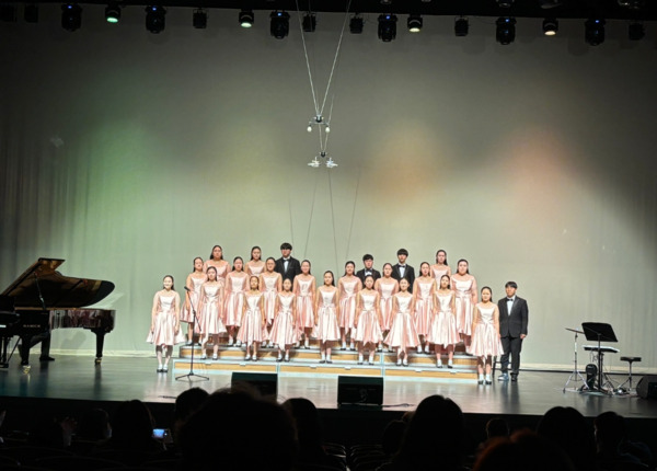 충북교육청 직속기관 중원교육문화원은 16일 공연장에서 제3회 중원예(藝)뜨락합창단 정기연주회를 성황리에 마무리했다고 밝혔다. / 충북교육청 제공