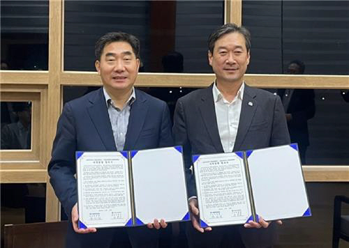 양 대학 총장은 지역의 화합과 미래 발전을 위한 대승적 결단을 내리며 ‘대학 통합’과 ‘통합 의과대학 설립’을 위한 합의를 성사시켰다./사진=(오른쪽)국립목포대 송하철 총장, (왼쪽) 국립순천대 이병운 총장 [목포대 제공]