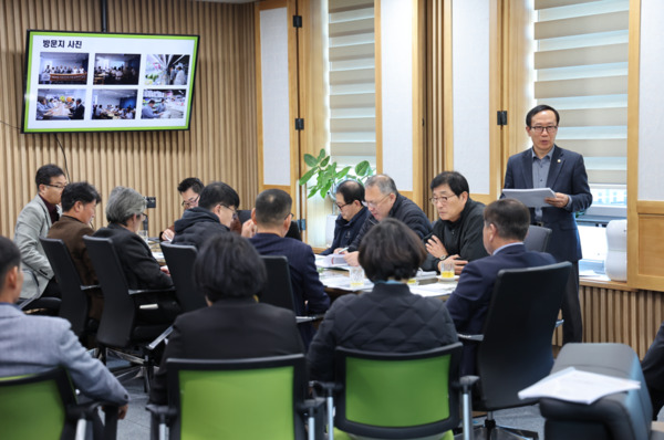 서천군의회는 25일 의회 의장실에서 지난 10월 21일부터 10월 27일까지 5박 7일로 진행된 공무국외연수에 대한 기자간담회를 개최한 가운데, 한경석 의원 주재로 한 PPT 발표 및 질의 응답시간을 갖고 있다. / 서천군의회 제공