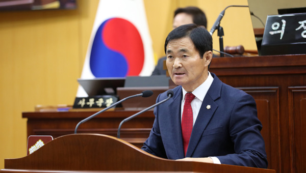서산시의회는 25일 국민의힘 안원기 의원이 제300회 제2차 정례회 제1차 본회의에서 '전봇대 없는 보행 친화거리 조성의 필요성'을 주제로 5분 자유발언을 진행했다고 밝혔다. / 서산시의회 제공