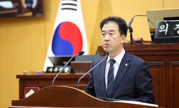 서산시의회는 25일 더불어민주당 최동묵 의원이 제300회 제2차 정례회 제1차 본회의에서 '소보다 사람이 우선인 행정 촉구'라는 주제로 5분 자유발언을 진행했다고 밝혔다. / 서산시의회 제공
