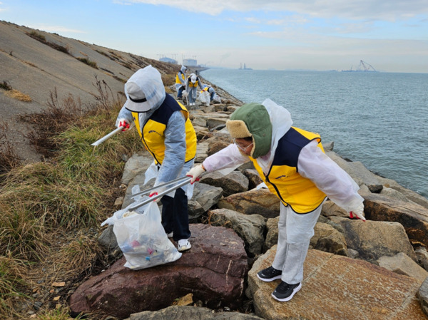 파랑나비봉사단은 지난 11월 30일 본격적인 해안환경정화 봉사활동을 시작했다고 밝혔다. / 파랑나비봉사단 제공