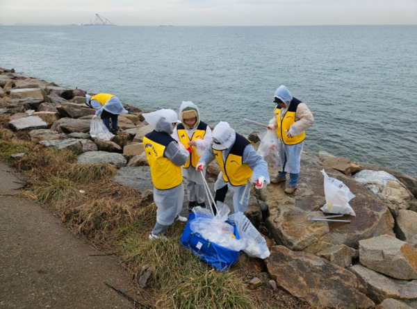 파랑나비봉사단은 지난 11월 30일 본격적인 해안환경정화 봉사활동을 시작했다고 밝혔다. / 파랑나비봉사단 제공