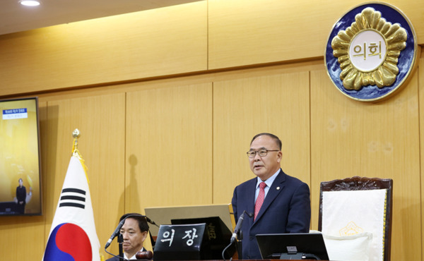 서산시의회는 2일 제300회 제2차 정례회 제2차 본회의를 개의하고, 2024년도 제3회 추가경정예산안 및 기금운용변경계획안·조례안 13건·동의안 11건·건의안 2건 등 총 32개 안건을 처리했다고 밝혔다. / 서산시의회 제공