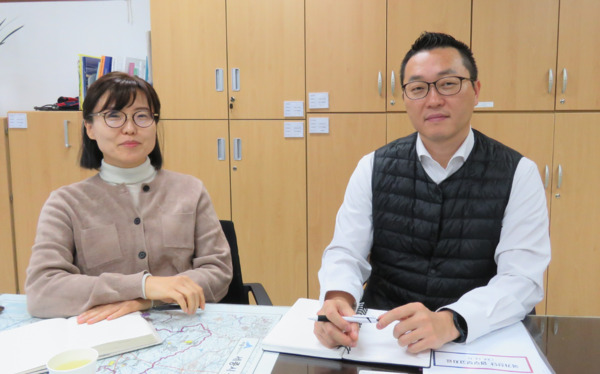 세종시 경제산업국 산업입지과 국가산단팀 이미경 팀장(좌)과 김선곤 주무관(우) / ⓒ 뉴스티앤티 육군영 기자 