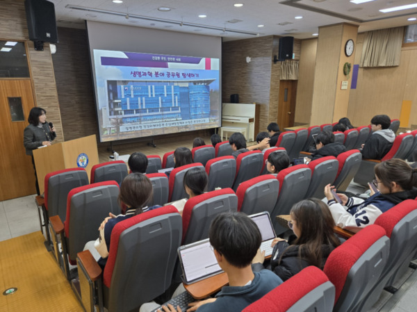 오송고등학교는 13일 오송지역이 갖고 있는 지역적 특성을 살려 한국보건복지인재원과 질병관리청의 협조를 받아 국내외 질병 관리 및 공중보건 분야에서 최고 권위자로 꼽히는 전문가들을 초청하여 학생을 대상으로 진로 탐색 및 특강을 운영했다고 밝혔다. / 충북교육청 제공