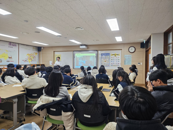 오송고등학교는 13일 오송지역이 갖고 있는 지역적 특성을 살려 한국보건복지인재원과 질병관리청의 협조를 받아 국내외 질병 관리 및 공중보건 분야에서 최고 권위자로 꼽히는 전문가들을 초청하여 학생을 대상으로 진로 탐색 및 특강을 운영했다고 밝혔다. / 충북교육청 제공
