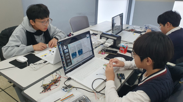 충북교육청 직속기관 교육연구정보원은 20일 온라인 공개 강좌 플랫폼 C-MOOC를 활용해 온·오프라인 블랜디드의 학습의 장인 ‘제1회 C-MOOC DAY’를 개최했다고 밝혔다. / 충북교육청 제공