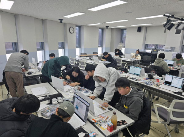 충북교육청 직속기관 교육연구정보원은 20일 온라인 공개 강좌 플랫폼 C-MOOC를 활용해 온·오프라인 블랜디드의 학습의 장인 ‘제1회 C-MOOC DAY’를 개최했다고 밝혔다. / 충북교육청 제공