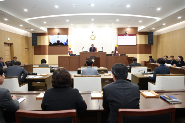 서천군의회는 20일 제327회 제2차 정례회 제2차 본회의를 끝으로 지난 2일부터 19일간 진행된 의사일정을 마무리하며, 2024년 회기 일정을 모두 마친 가운데, 김경제 의장이 폐회사를 하고 있다. / 서천군의회 제공